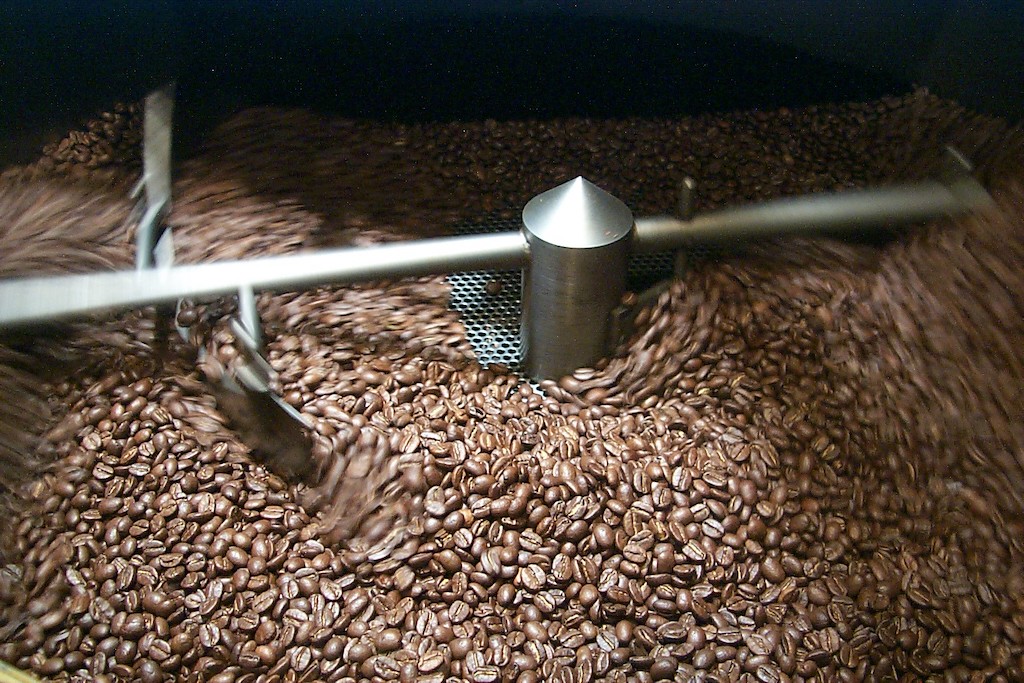 Air cooling roasted coffee beans